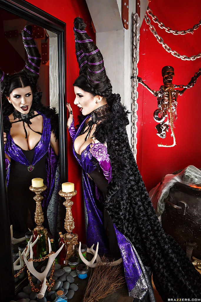 Milf pornostar romi regen zeigt sich in ihrem halloween kostüm
 #53651252
