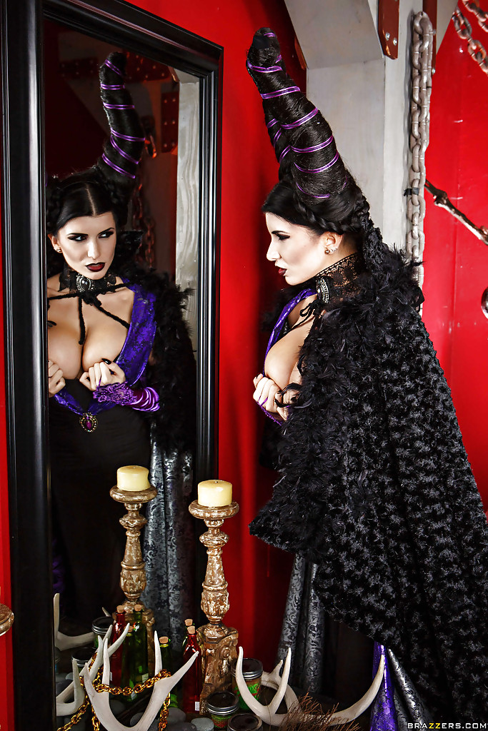 Milf pornostar romi regen zeigt sich in ihrem halloween kostüm
 #53651303