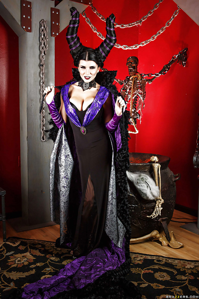 La star du porno romi rain s'exhibe dans son costume d'halloween
 #53651380