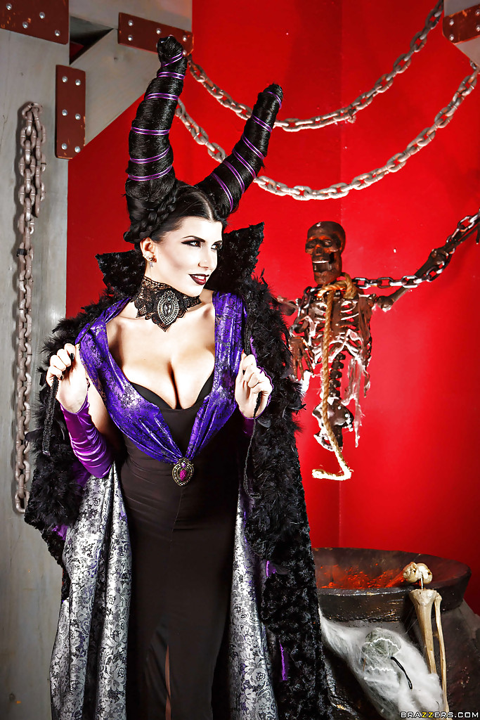 Milf pornostar romi regen zeigt sich in ihrem halloween kostüm
 #53651441