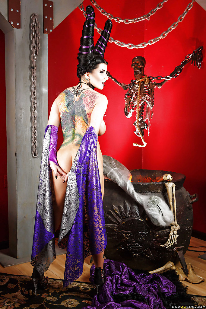 Milf pornostar romi regen zeigt sich in ihrem halloween kostüm
 #53651791