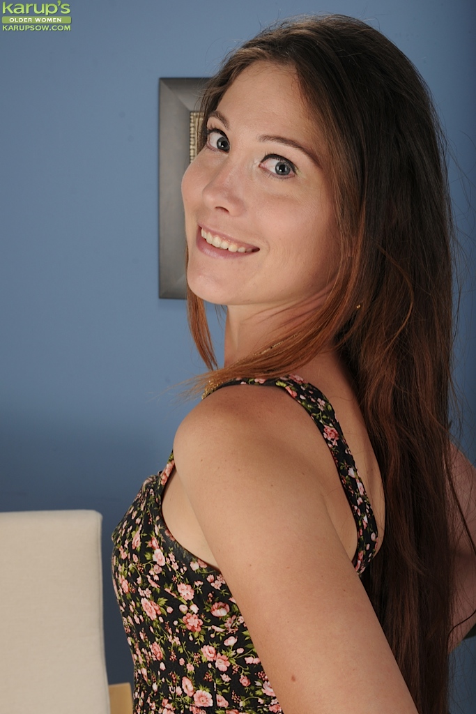 Fancy milf Jamie Lynn Skye showing new lingerie and spreading sissy #54986393