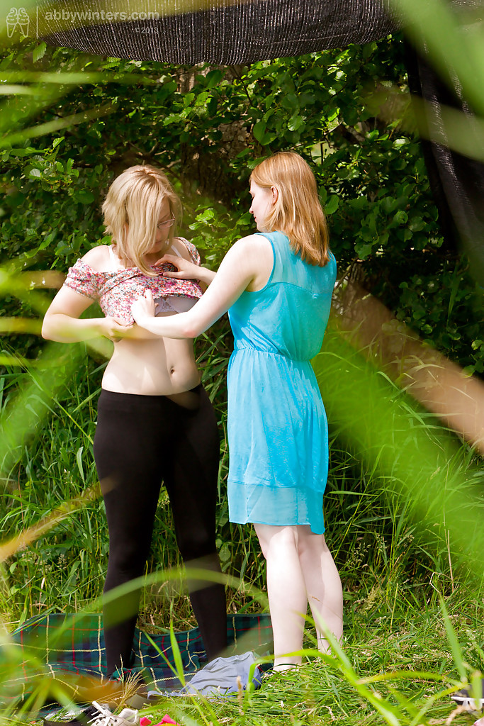 Spionage auf zwei Mädchen, die sich anziehen, nachdem sie lesbischen Sex unter der Sonne hatten
 #52350471