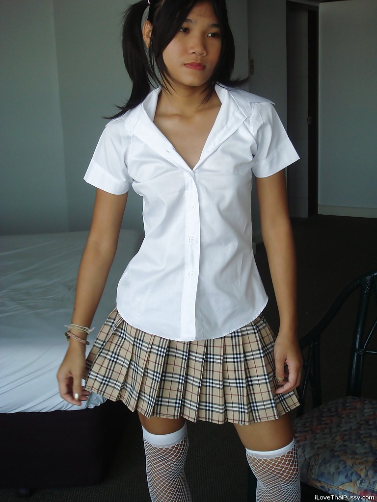 Asiatische Cutie in Minirock und Strümpfen strippt und spielt mit einem Dildo
 #52202266