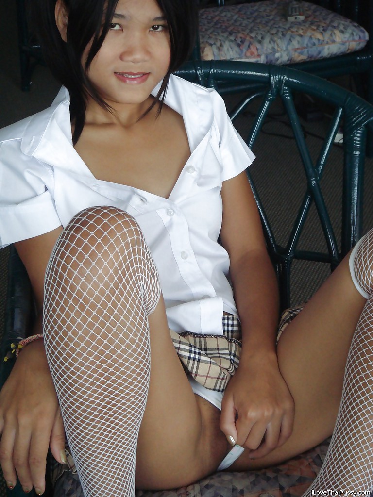 Asiática en minifalda y medias desnudándose y jugando con un consolador
 #52202340