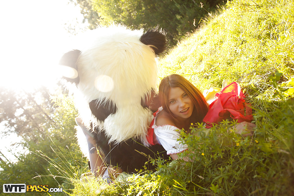 Une jolie jeune aux gros seins s'envoie en l'air avec un panda en plein air.
 #52137966