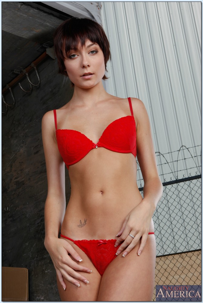Zoe Voss, brune et mince, se déshabille de sa lingerie rouge et se masturbe.
 #52064676