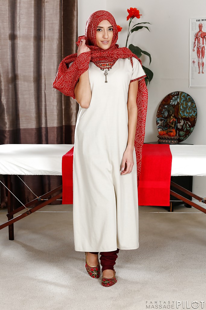 Chloe Amour, une jeune femme latino, pose en sari et en jupons blancs.
 #51293254