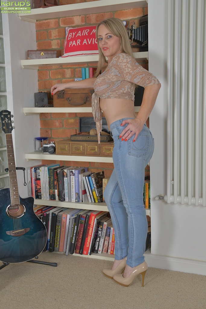 Blonde Euro-Frau Sofi Rae modelliert oben ohne in verblassten Blue Jeans
 #51223499