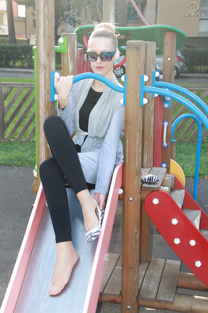 Christelle muestra sus pies en un parque infantil
 #50924840