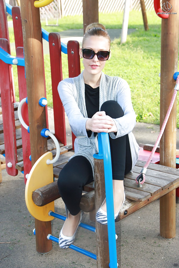 Christelle muestra sus pies en un parque infantil
 #50924855