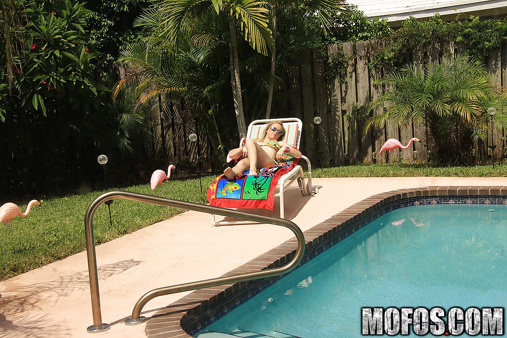 La bella amateur Madison Chandler se desnuda en la piscina
 #51604906