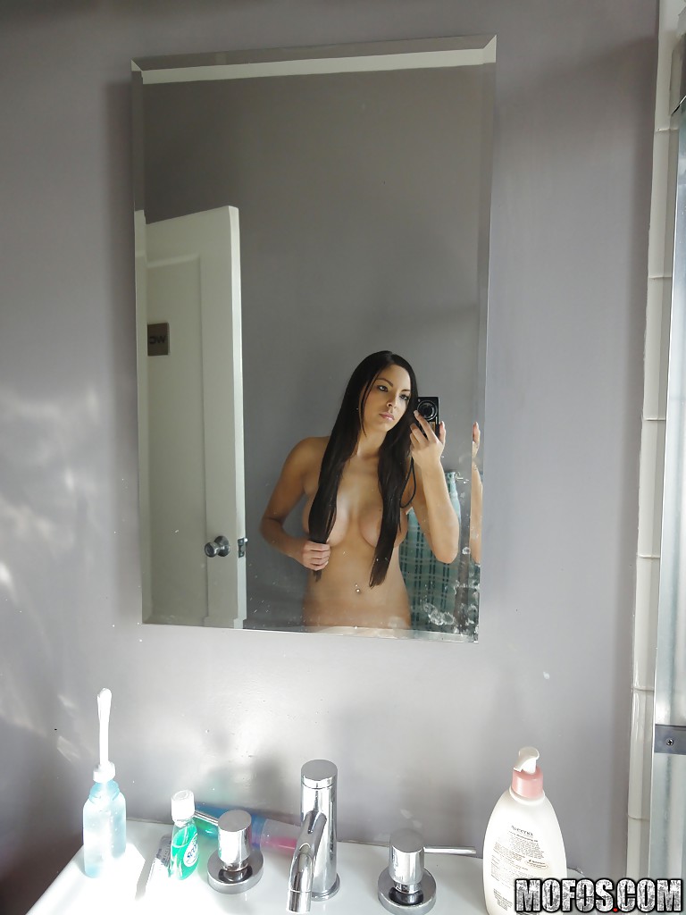 Latina brünette danni cole dose selbst shots während nackt im badezimmer
 #51249999