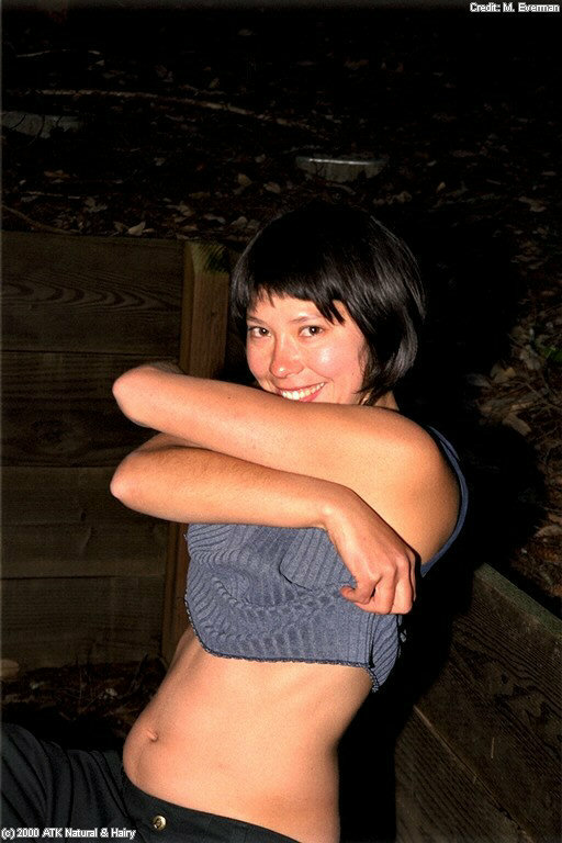 Amanda, une asiatique souriante, se met à l'air libre et dévoile les parties poilues de son corps.
 #50050874