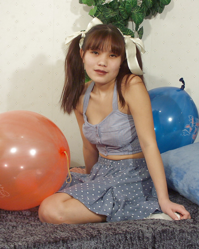 Una chica tailandesa mostrando sus bonitas tetas y sus bragas sexy
 #52215593