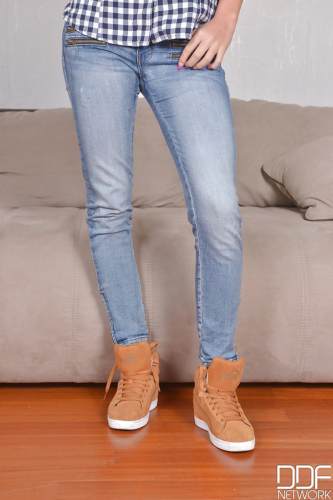 Lockig-haarige Brünette Vanessa Decker zeigt ihre sexy skinny Beine
 #50861954