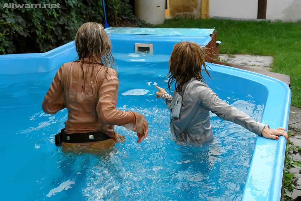 Tatiana Milovani s'amuse toute habillée avec son amie dans la piscine.
 #50822004