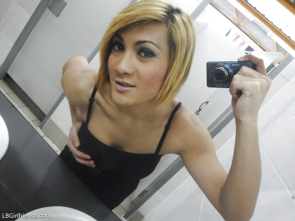 Rubia asiática transexual mostrando su polla y sus pequeñas tetas al aire libre
 #51233185