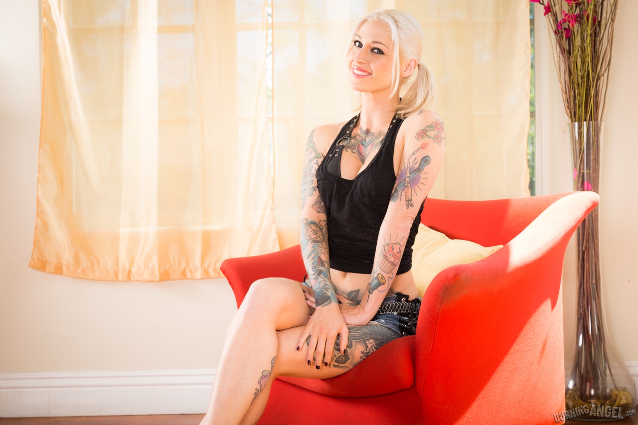 Kleio Valentien, une blonde tatouée, se masturbant avec une chatte étalée dans des couettes.
 #52158599