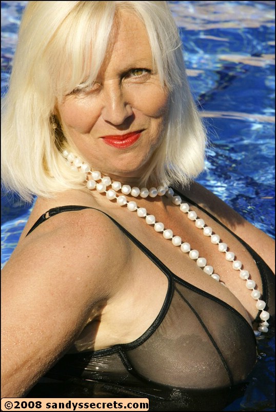 Fette Mama mit großen Titten sandy spain posiert oben ohne in Strümpfen am Pool
 #55465474