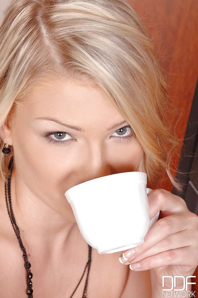 Rubia caliente lucy corazón sicking apagado una polla abajo en la local gloryhole
 #50977526