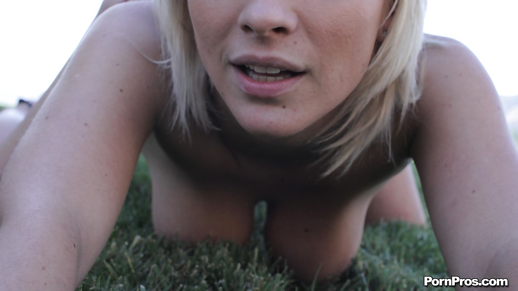 La jeune et plantureuse blonde Lexi swallow suçant et baisant une grosse bite sur l'herbe.
 #54724326