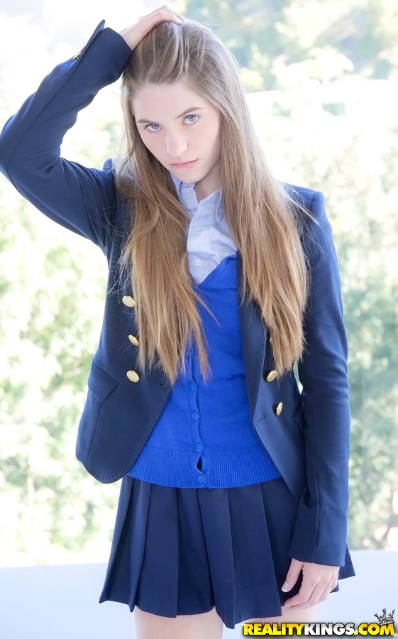 Alice March, une jeune aux cheveux longs, se débarrasse de son uniforme et de sa culotte.
 #52574458