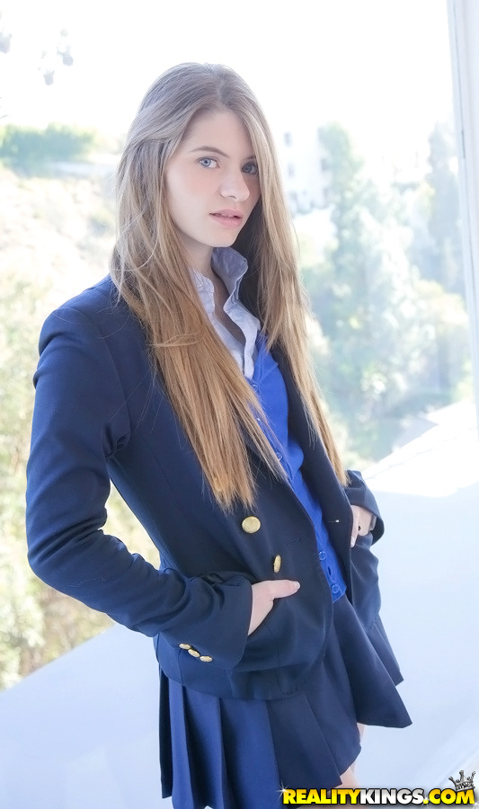 Alice March, une jeune aux cheveux longs, se débarrasse de son uniforme et de sa culotte.
 #52574487