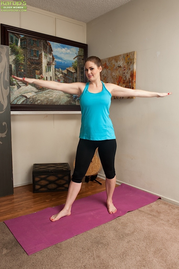 Barfuß-Milf Allison Moore entledigt sich ihrer Yoga-Hose und Unterwäsche, um ihre Pobacken zu spreizen
 #52600848