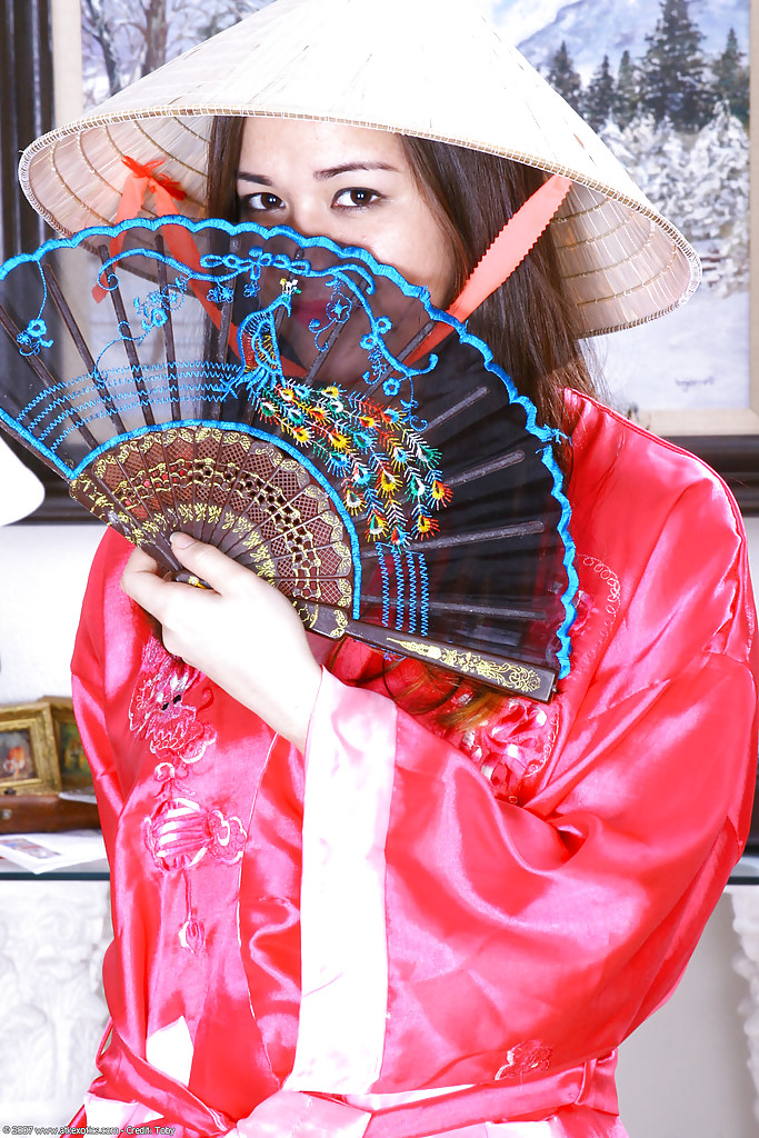 Marinaio asiatico esotico del primo timer che espone i piccoli seni sotto il kimono
 #51092208
