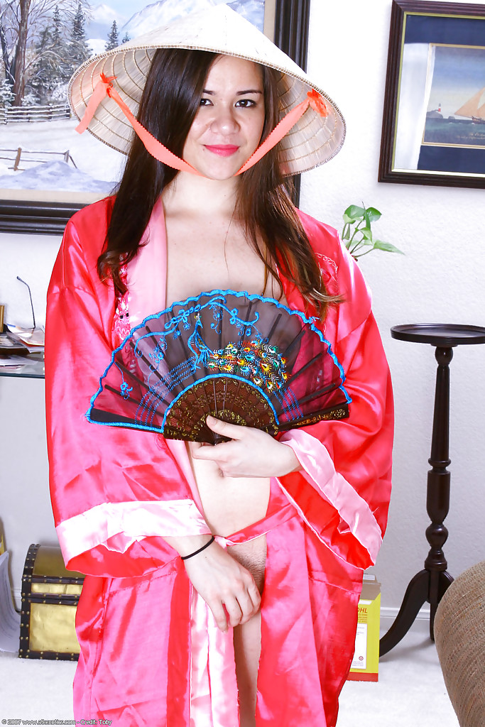 Marinière asiatique exotique de première heure exposant ses petits seins sous un kimono
 #51092225