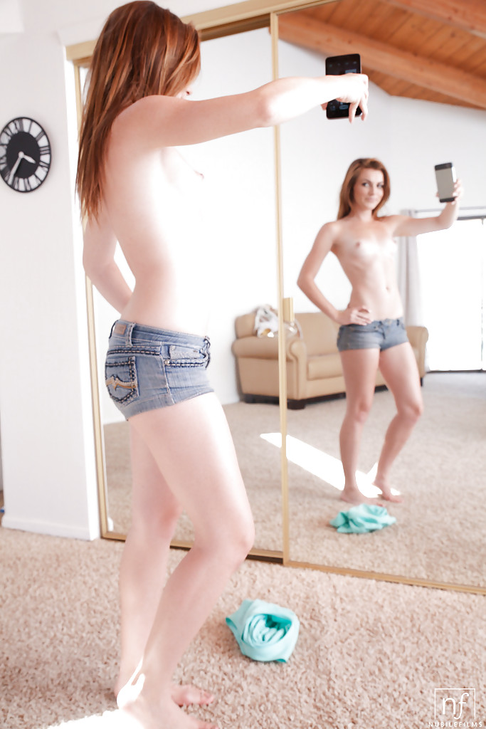 Emma Stoned, une jeune déshabillée, montre ses petits seins dans un short.
 #53833950