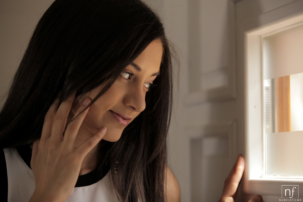 Joven morena sima mojando coño recortado al aire libre con manguera de jardín
 #50334568