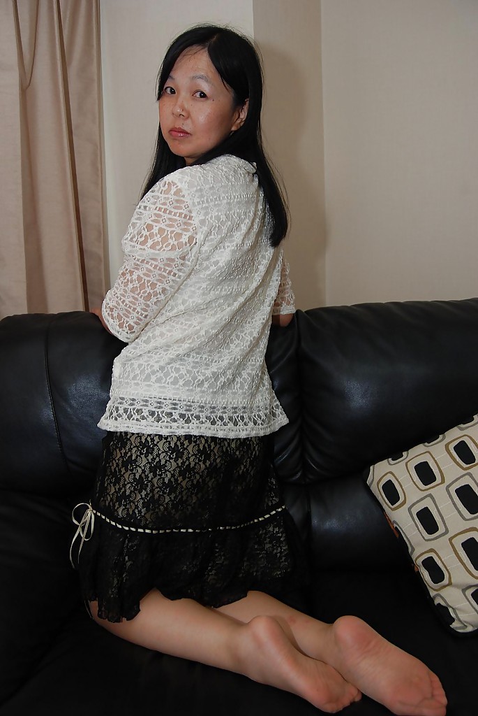 Reife asiatische Frau entkleidet sich und stellt ihren haarigen Biber vor
 #51750033