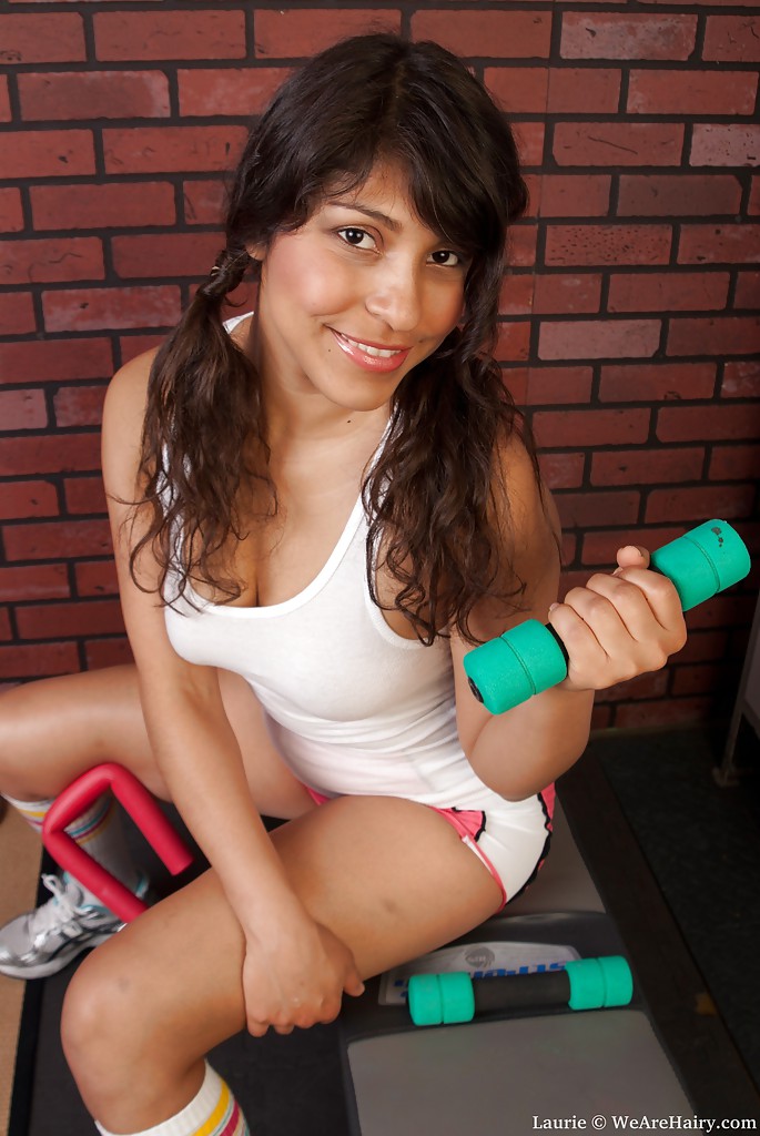Una ragazza latina sportiva che espone i suoi grandi meloni e la sua vagina non rasata
 #54676829