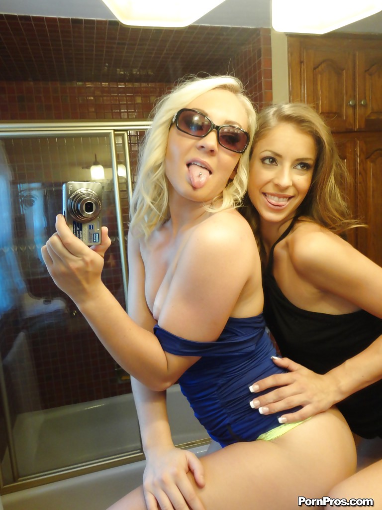 Teen Lesben Sienna Splash und Presley Hart nehmen nackte Selfies im Spiegel
 #51840773