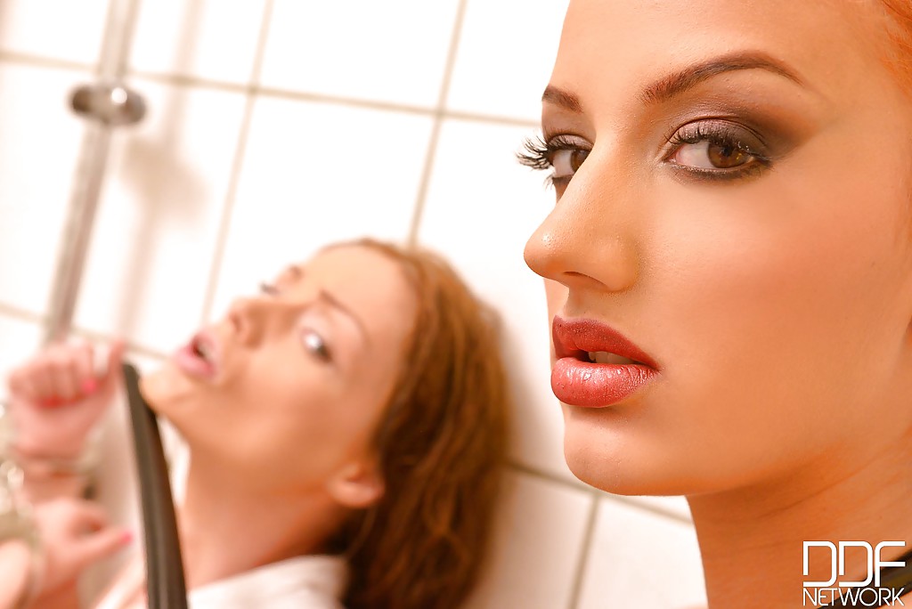 Les rousses Aylin Diamond et Sophie Lynx s'adonnent au sexe bdsm dans une salle de bain.
 #52042105