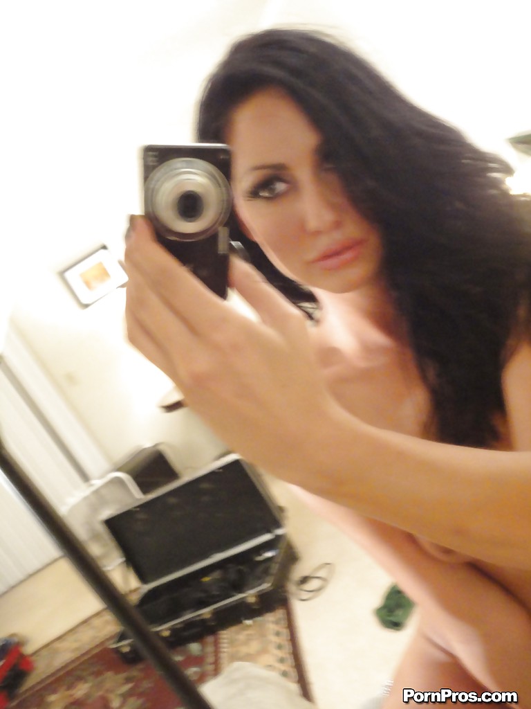 Tiffany Brookes, fille solo, dévoile ses petits seins en prenant des selfies.
 #51843511