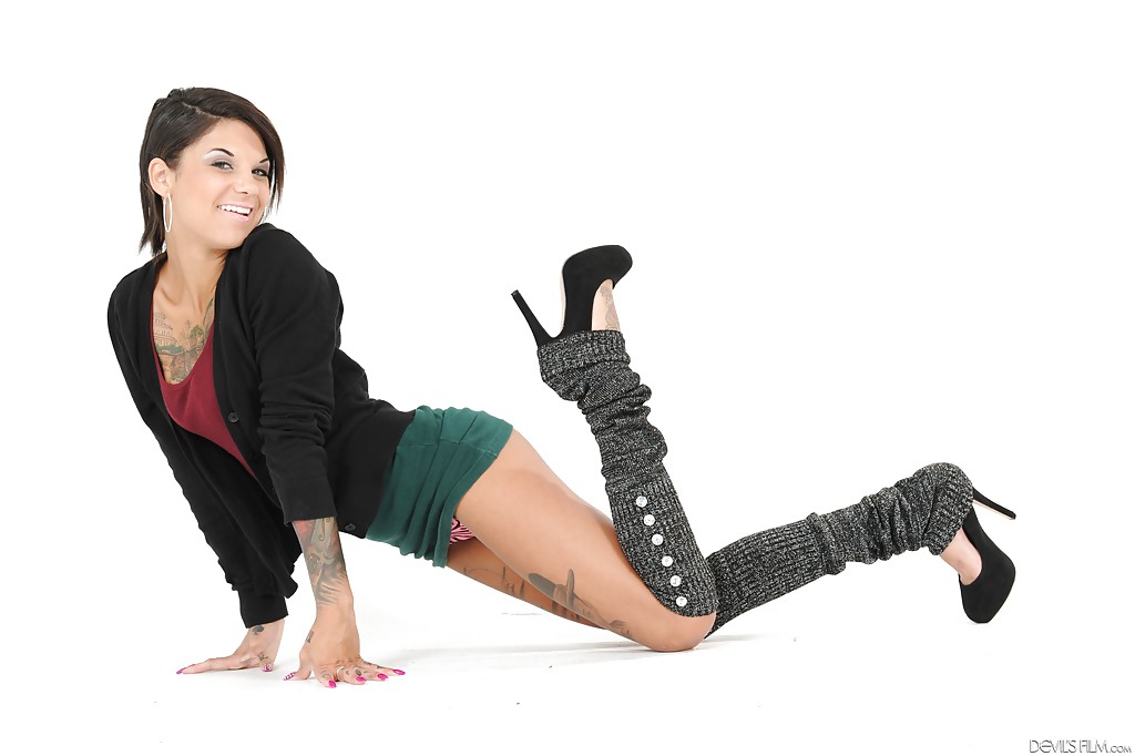 Staggering babe Bonnie Rotten posing in stockings and showing tits #52941248