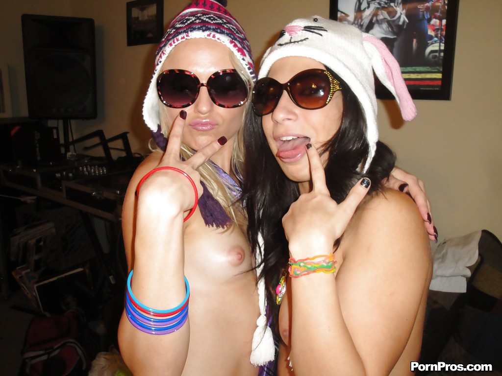 Real life dykes Natalia Royge & Allie Jordan finger twats after gaming session #52600221