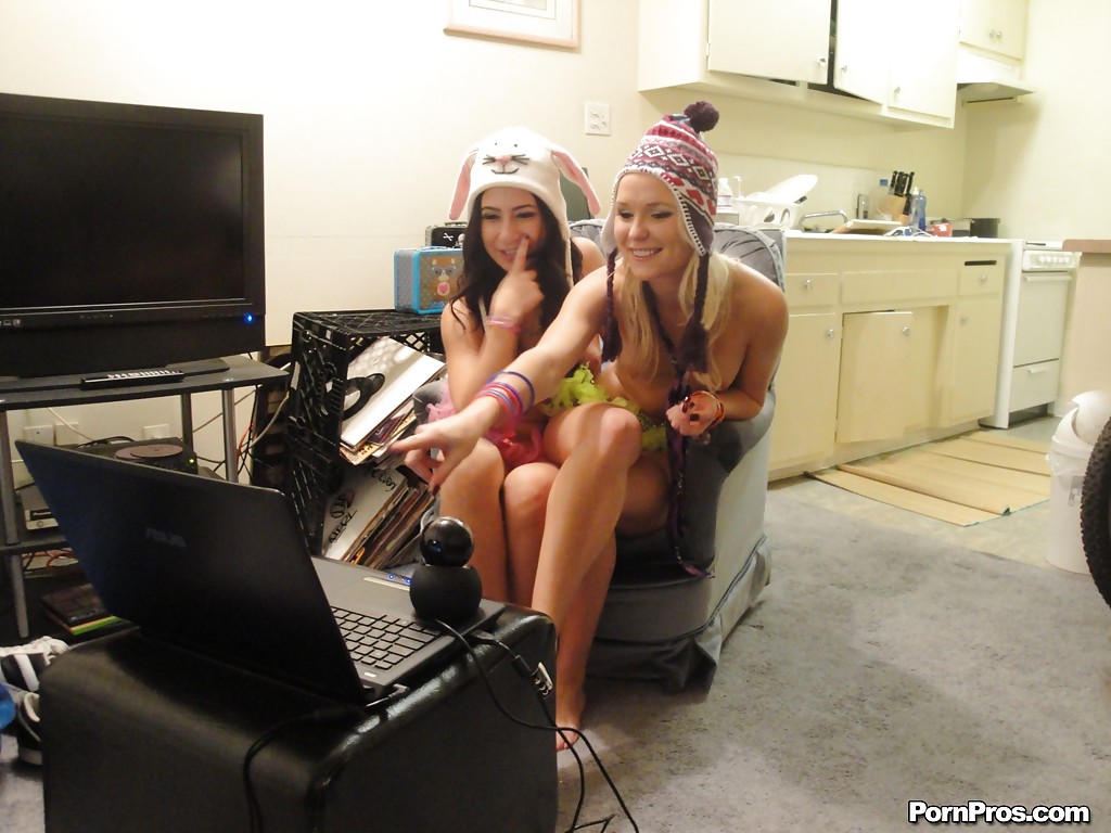 La vida real de las bolleras natalia royge y allie jordan se meten los dedos en los twats después de una sesión de juego
 #52600295