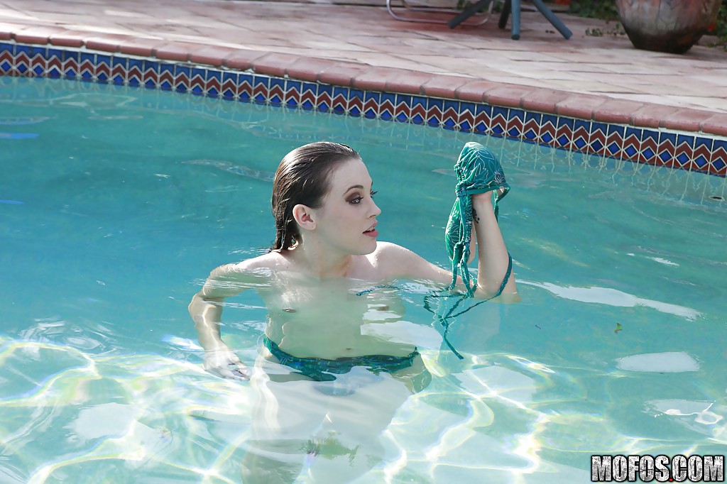 Allison Grey se fait observer au bord de la piscine et flirte avec un voyeur.
 #52351759