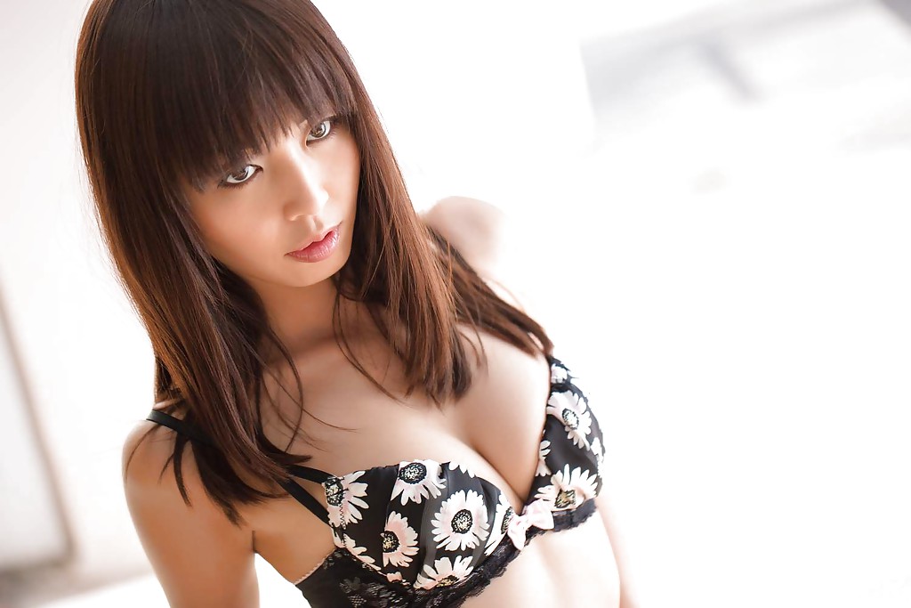 Asiatisches Babe Marica Hase zeigt ihre süßen kleinen Brüste und Muschi
 #50098337