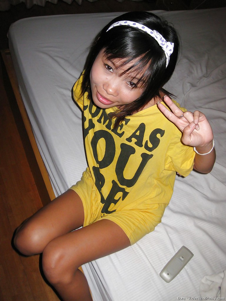 Une douce jeune asiatique expose ses petits seins et se fait baiser. #50048522