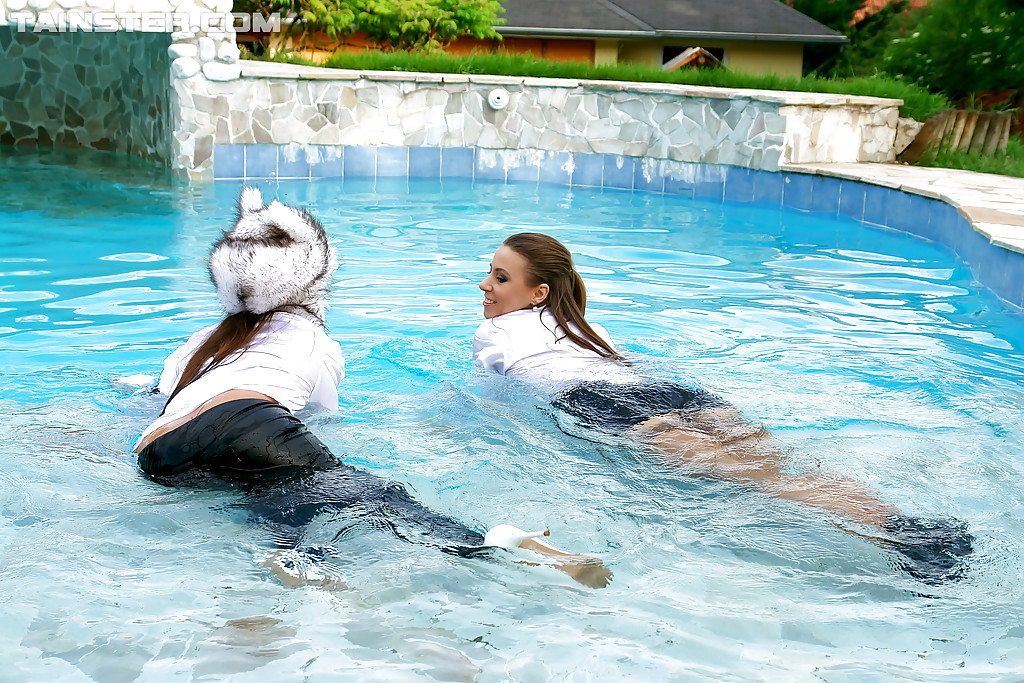 Nikky Thorne s'amuse dans la piscine toute habillée avec son petit ami.
 #52364119