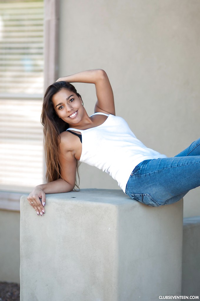 La chica natural apenas legal alexandria posando completamente vestida en jeans
 #51210438