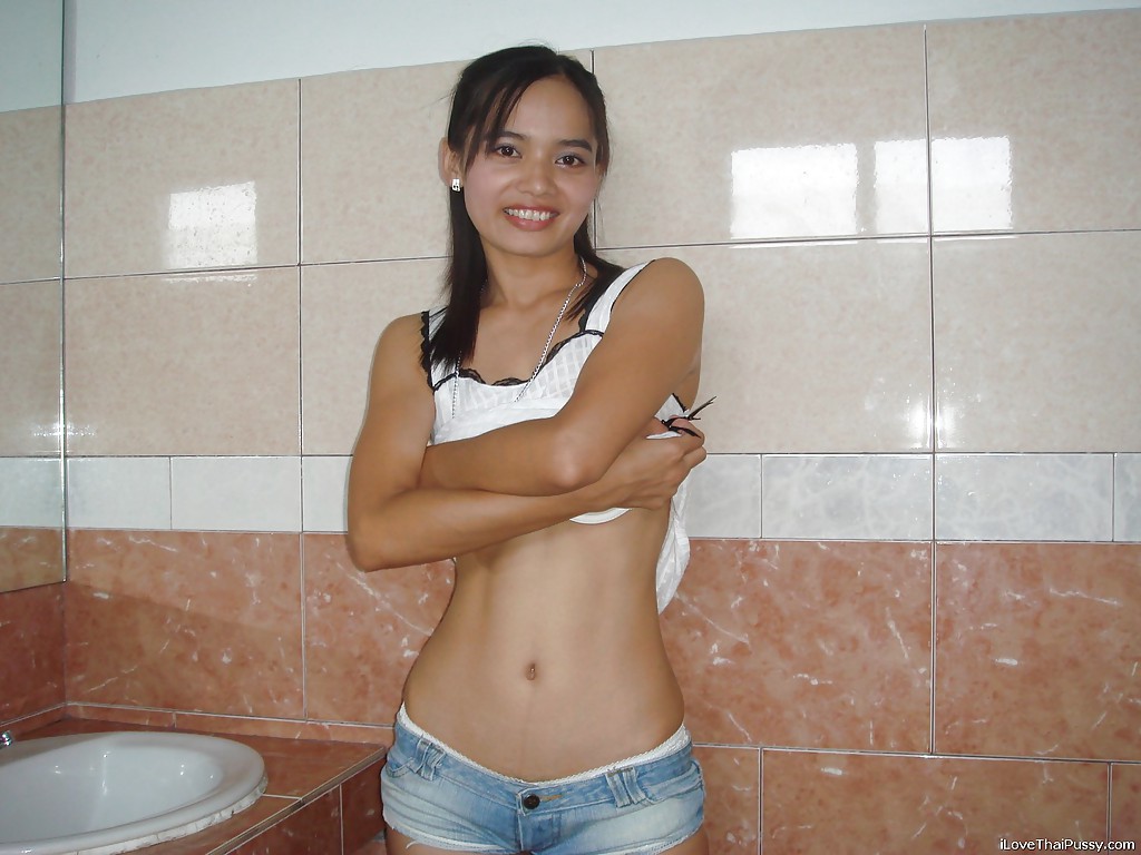 Lana Lane, adorable jeune femme aux petits seins, se déshabille dans son bain.
 #52201069