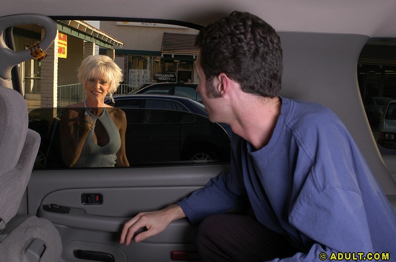 Une blonde mûre et cochonne s'envoie en l'air sur un jeune poteau dans la voiture.
 #51317415