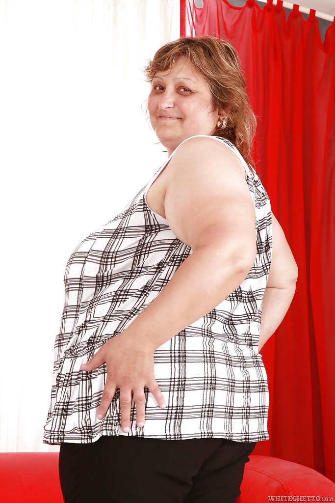 Frech reifen Plumper Strippen aus ihrer Kleidung und entblößt ihre buschigen vag
 #52112090