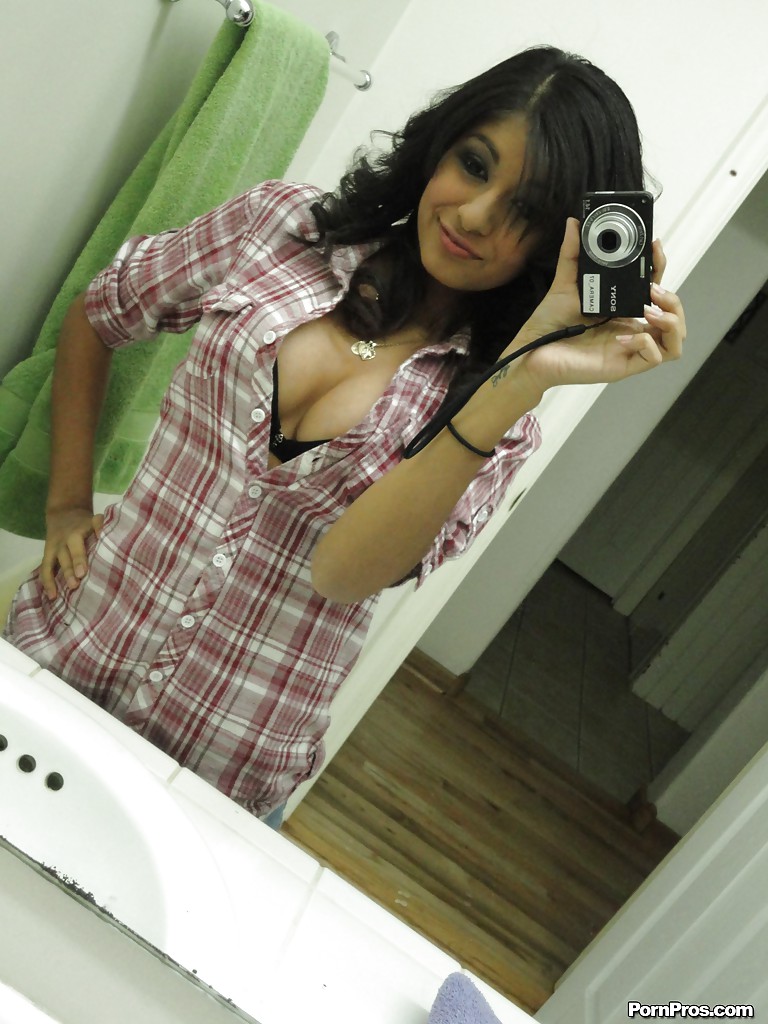 Busty latina teen ruby reyes spreizt ihre enge Muschi nach der Dusche
 #51841502